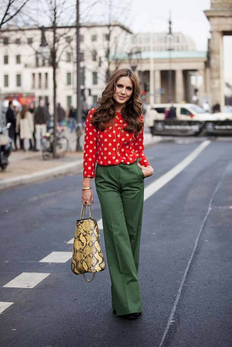 blusa-poa-vermelho-e-calça-pantalona-verde-oliva