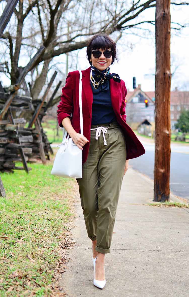 calça-verde-militar-blazer-vermelho-camiseta-azul-marinho