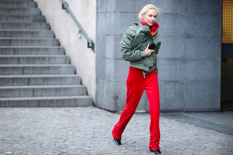 calça-vermelha-e-jaqueta-bomber-verde-militar