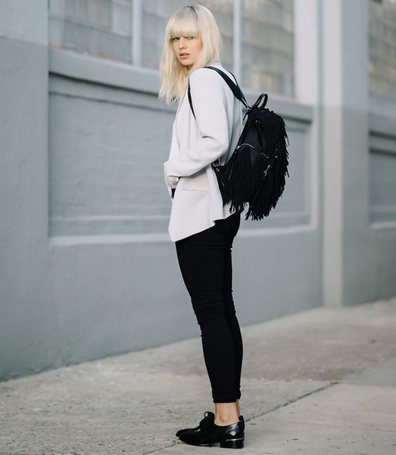 look feminino calça preta, sueter e mochila preta