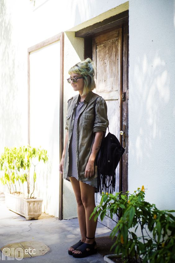 look feminino dia a dia vestido listrado e mochila de franjas