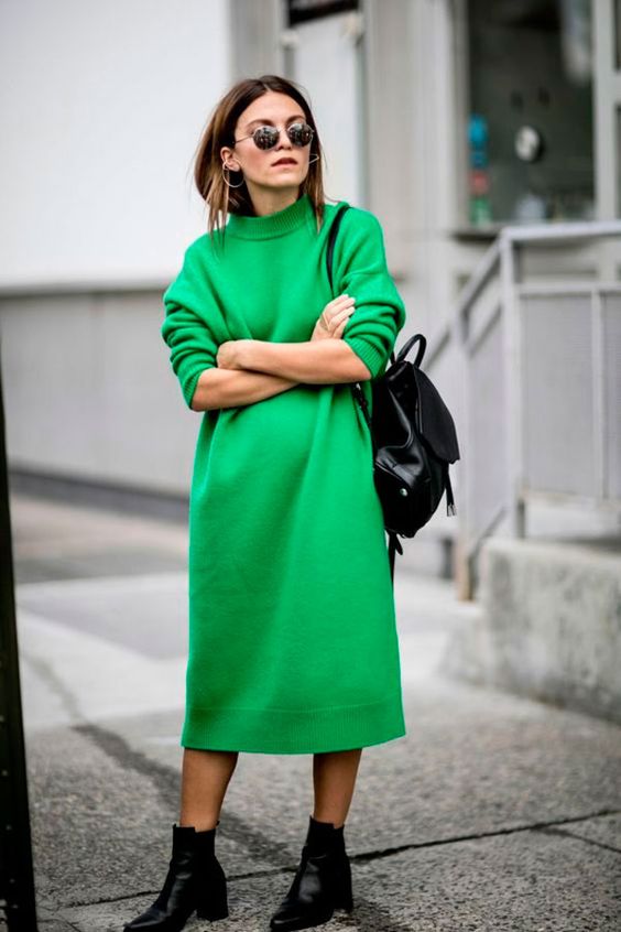 looks feminino vestido verde e mochila preta