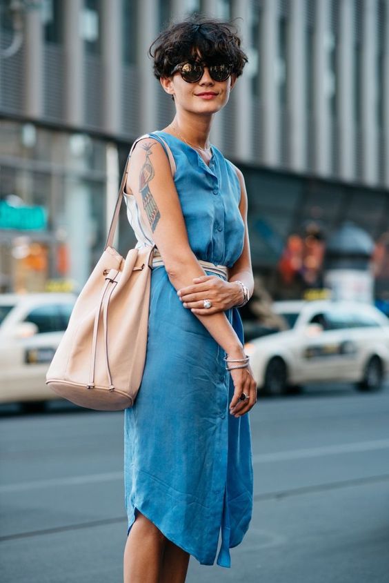 bucket bag e vestido azul denim