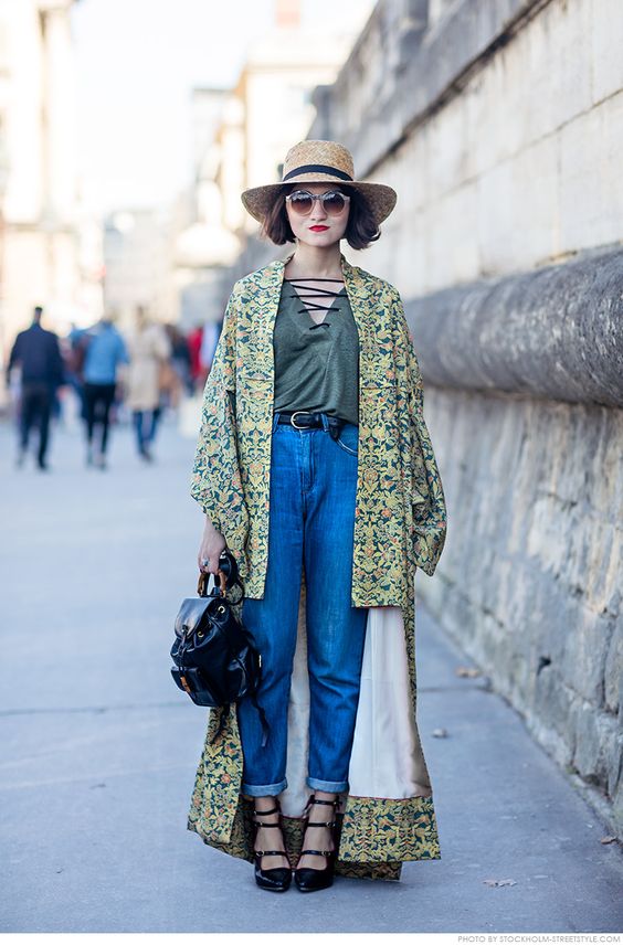 calça jeans, camiseta e kimono estampado verde