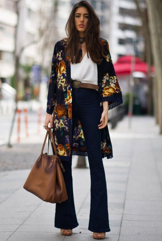 kimono estampado e calça de cintura alta