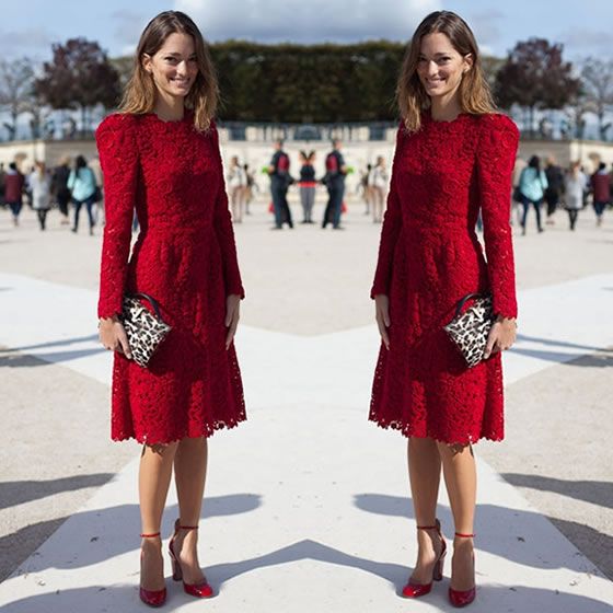 vestido de renda vermelha com manga comprida e bolsa com estampa de onça