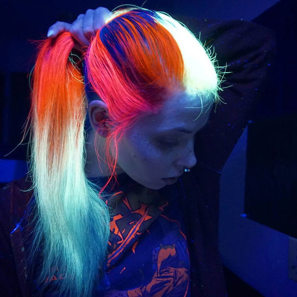 cabelos que brilham na luz neon