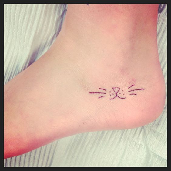 tatuagem delicada de gatinho