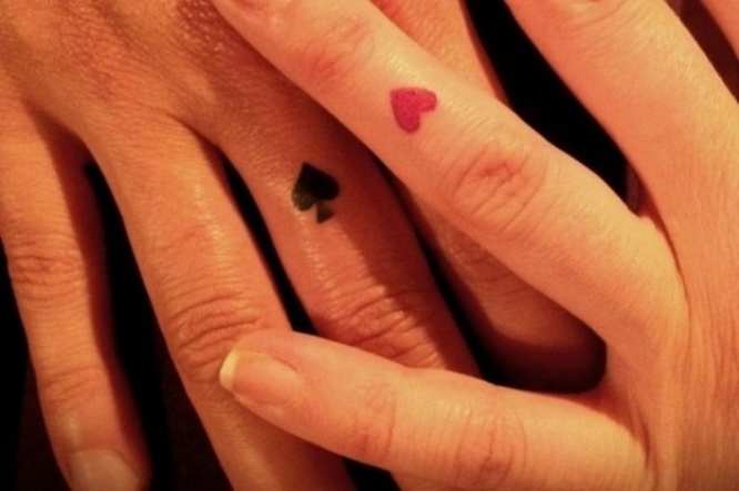 tatuagem delicada no dedo