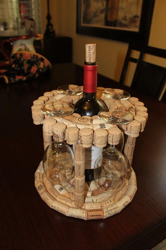 rolha de vinho na decoração porta taças de vinhos