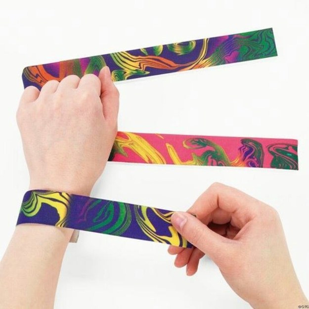 tendência de moda anos 90 slap bracelets