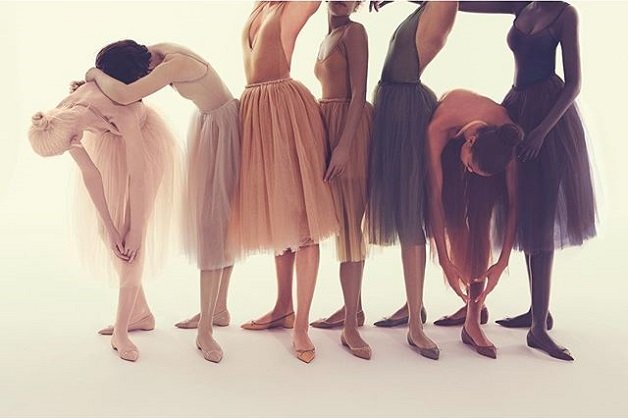 Louboutin e sua coleção de sapatilhas em tons nude