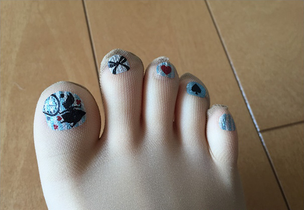 Marca japonesa lança meia-calça para quem tem preguiça de pintar as unhas dos pés 8