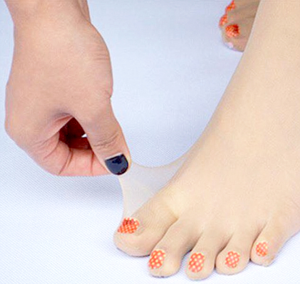 Marca japonesa lança meia-calça para quem tem preguiça de pintar as unhas dos pés