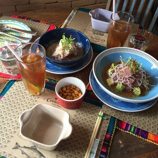 Ceviche clássico e Ceviche de Atum. Para acompanhar, o chá da casa e milhos crocantes.