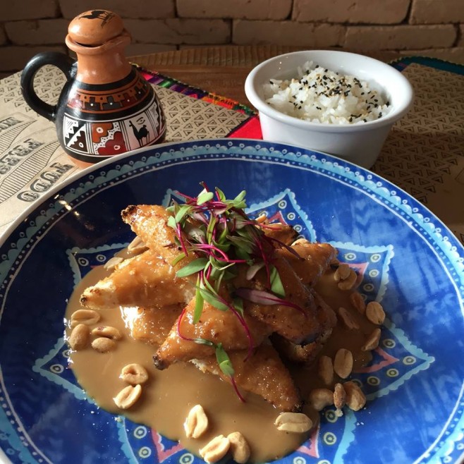 Peixe empanado com farinha panko e assado, com calda de amendoim. Acompanhamento: Arroz de jasmim.