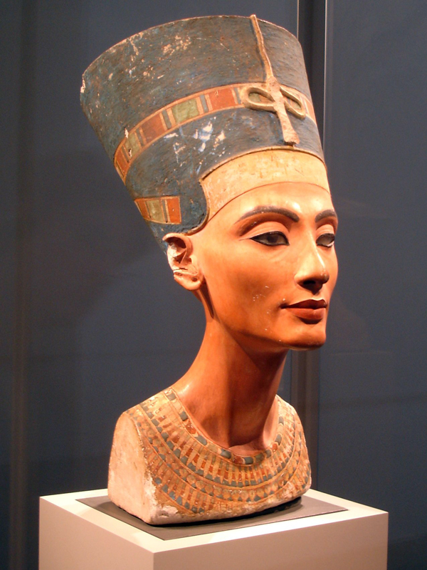 Nefertiti de batom