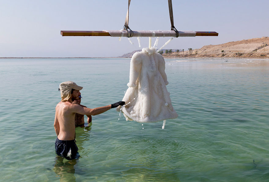 homem deixa vestido por 2 anos no mar morto foto retirando o vestido do mar