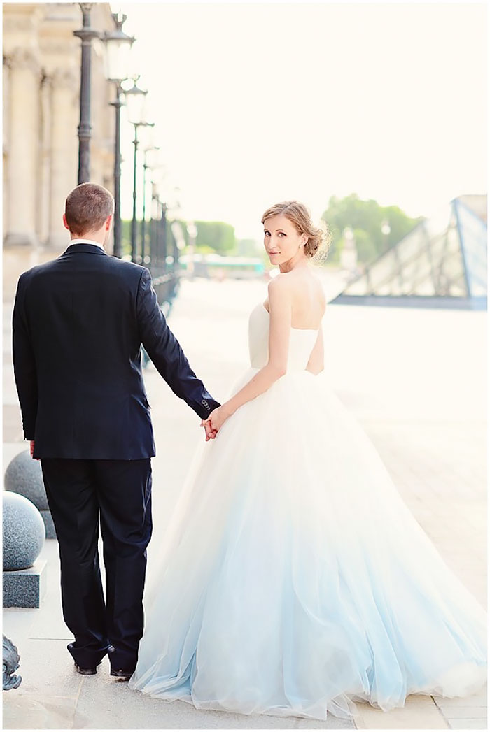 vestido de casamento com saia azul