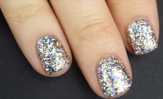 unhas-com-glitter-aplique-da-forma-correta