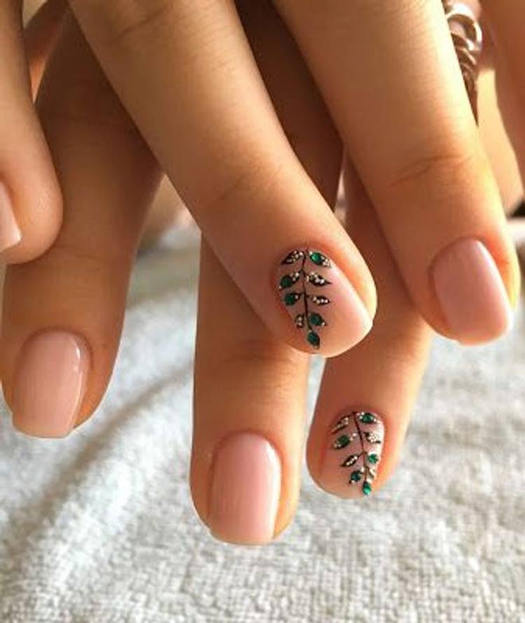 Manicure-nua-decorada-com-desenhos-de-folhas-brilhantes