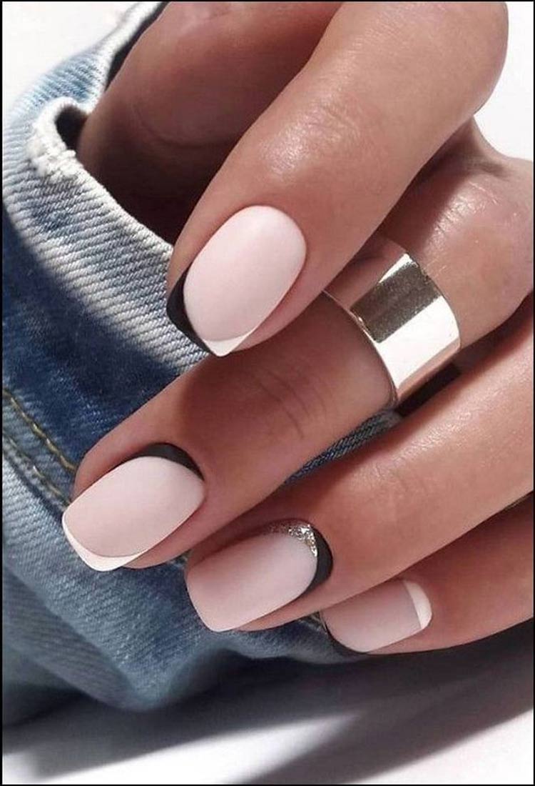 Manicure-simples-em-rosa-com-decoração-preta