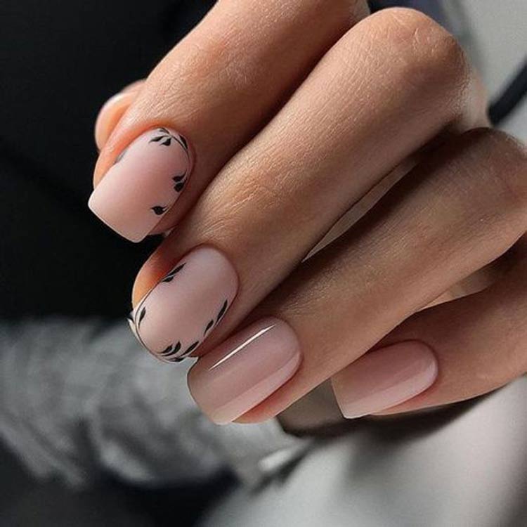 Unhas-nuas-acrílicas-decoradas-com-desenhos-de-folhas