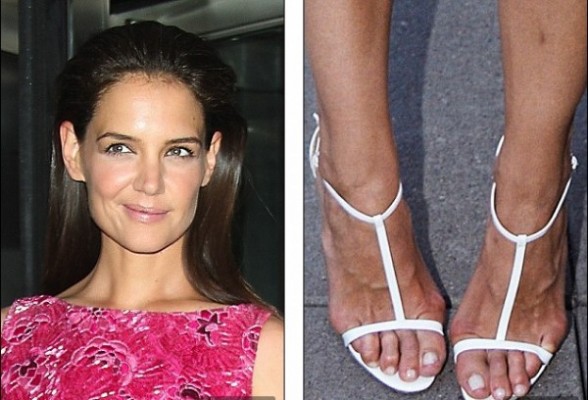 Katie Holmes pés