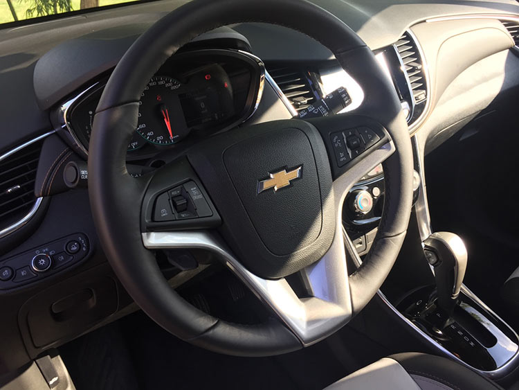 detalhe-volante-chevrolet-tracker-2017