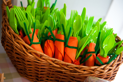Decoração de Páscoa criativa com guardanapos em forma de cenoura