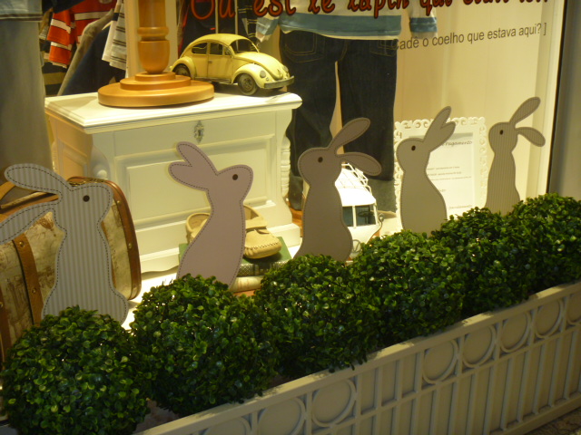 Decoração de Páscoa na vitrine da loja com coelhos