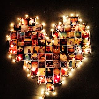 decoração de parede com fotos formato coração e luzes de natal