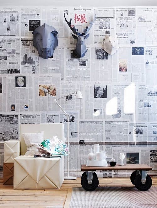 decoração de parede com jornal na sala