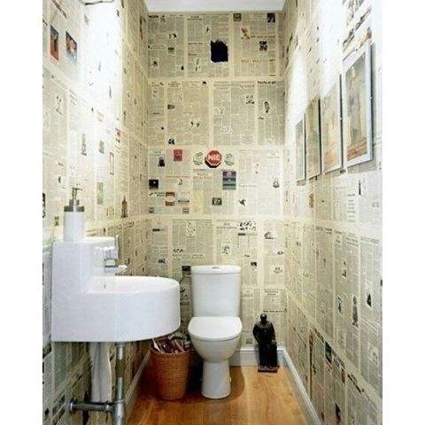 decoração de parede com jornal no banheiro