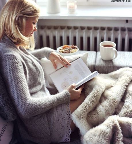 como usar tendência Hygge mulher sentada lenbdo livro com xícara de café
