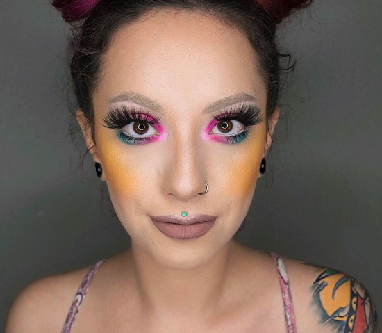 maquiagem com blush amarelo no rosto