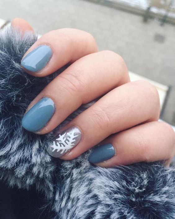 unhas, esmaltes e nail art de inverno azul claro e floco de neve