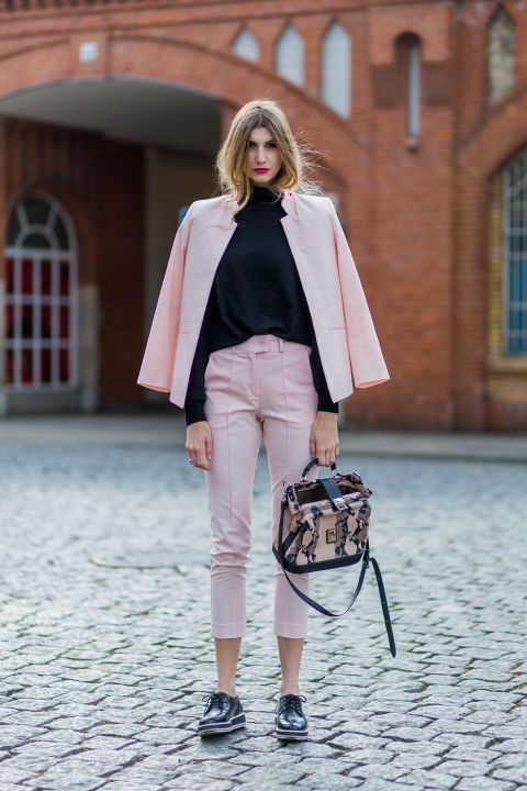 Millennial Pink rosa tendência geração Y calça e blazer rosa com blusa preta