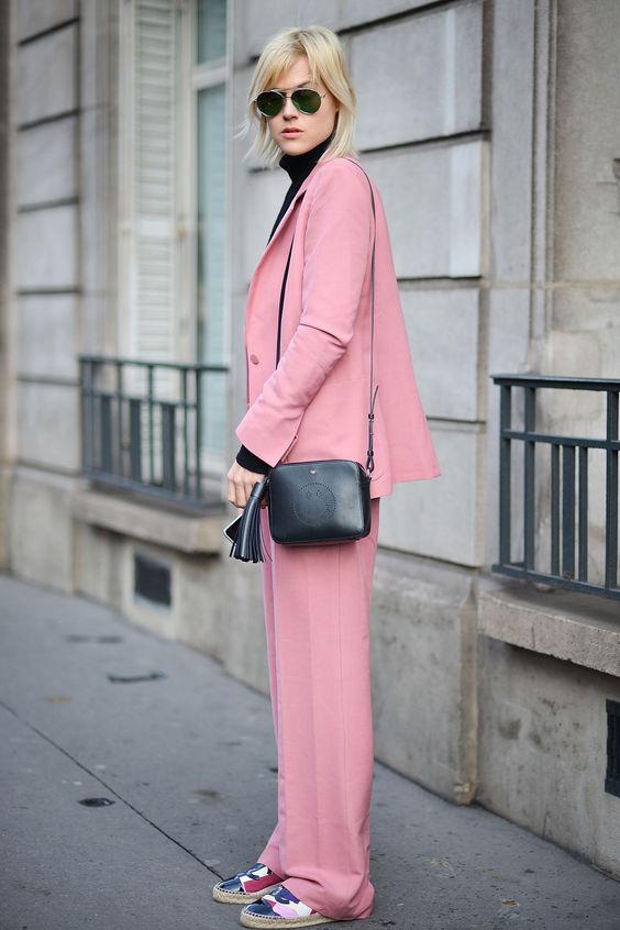 Millennial Pink rosa tendência geração Y calça e blazer