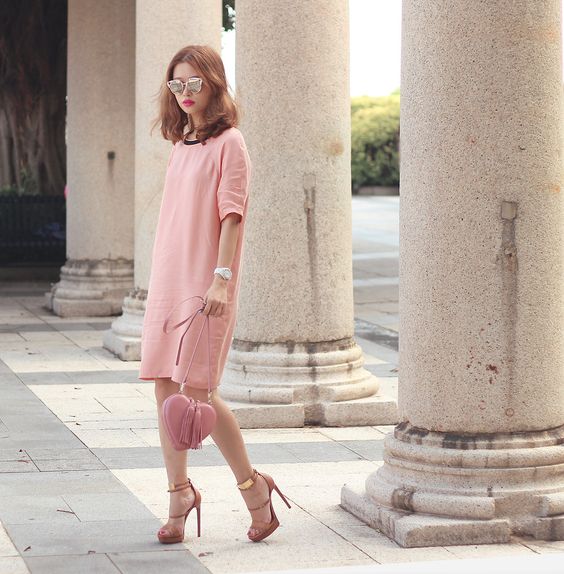 Millennial Pink rosa tendência geração Y vestido bolsa e sapato