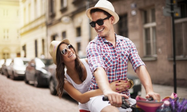 casal andando de bicicleta