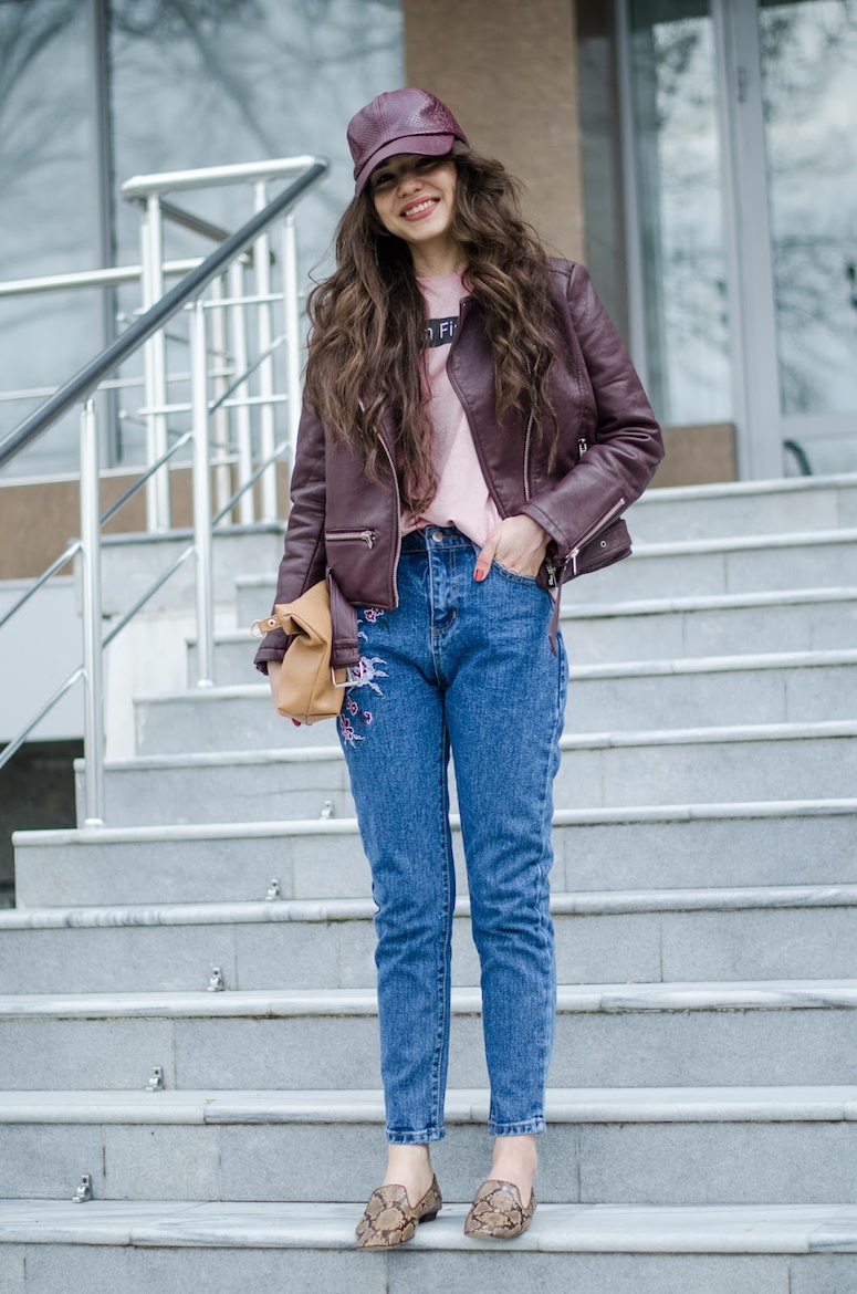 looks com boné feminino calça jeans com jaqueta de couro vinho