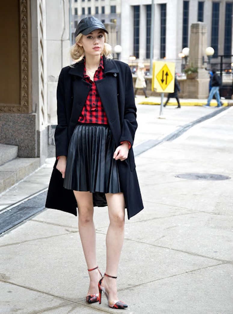 looks com boné feminino saia plissada preta camisa xadrez vermelha e preto