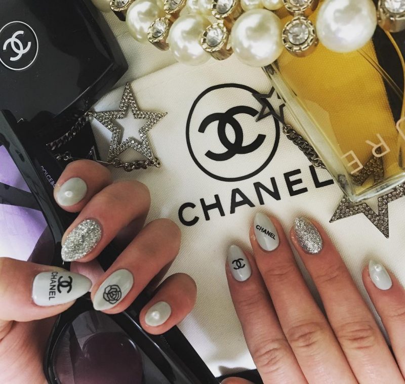 nail art com logo da chanel