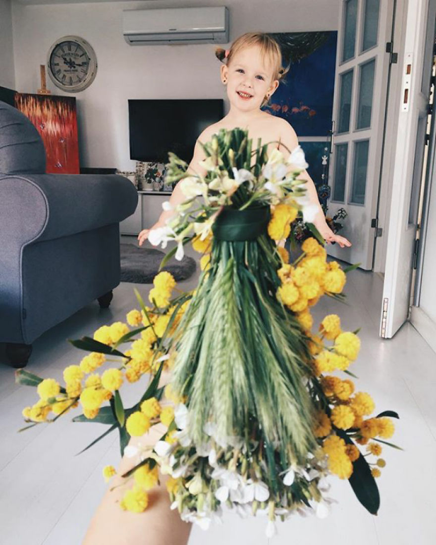 Mãe “veste” a filha com flores e alimentos 16