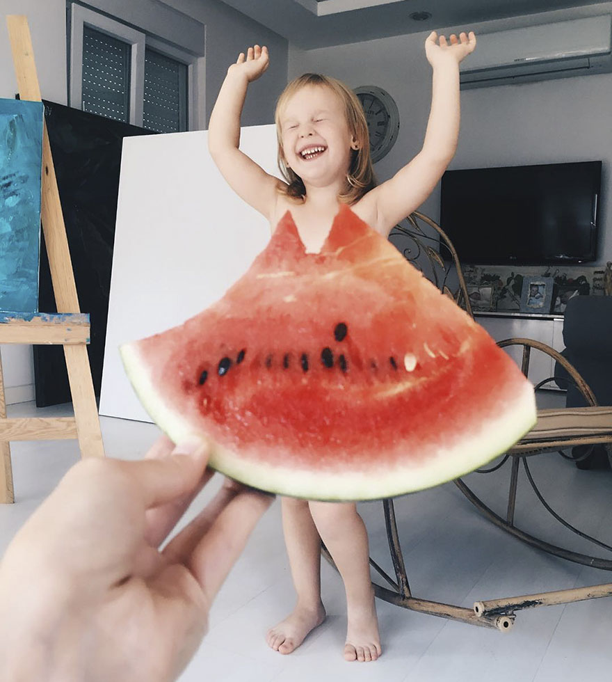 Mãe “veste” a filha com flores e alimentos 7