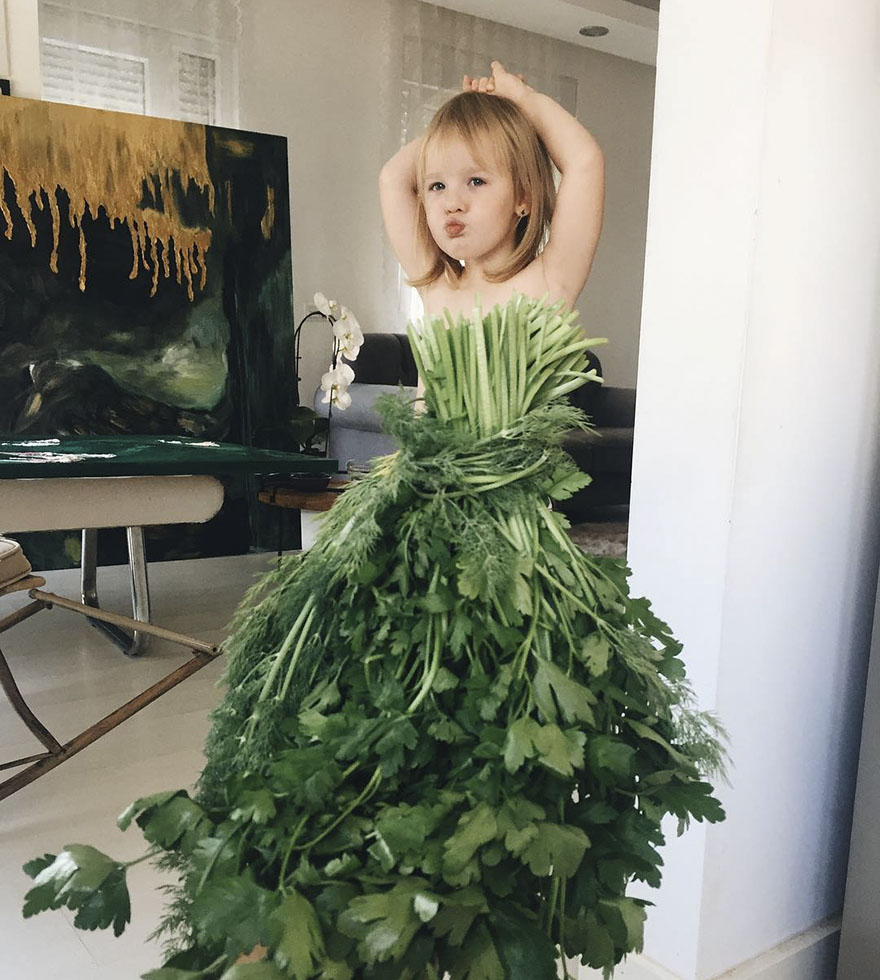 Mãe “veste” a filha com flores e alimentos