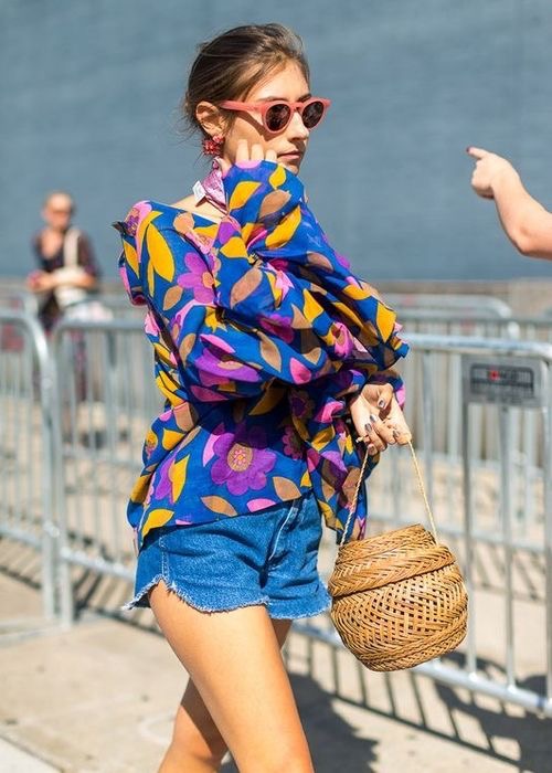 bolsa de palha tipo cesta de vime com shorts jeans e blusa floral