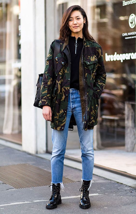 parka camuflado com calça jeans e blusa preta