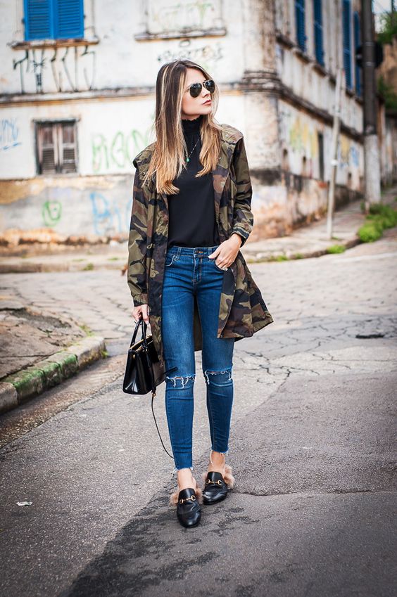 parka camuflado com calça jeans e regata preta